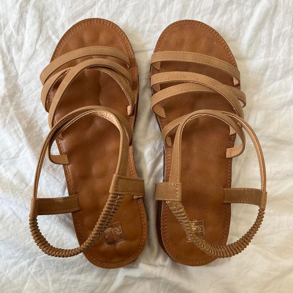 🧸tan moschino sandals🧸 these sandals run small